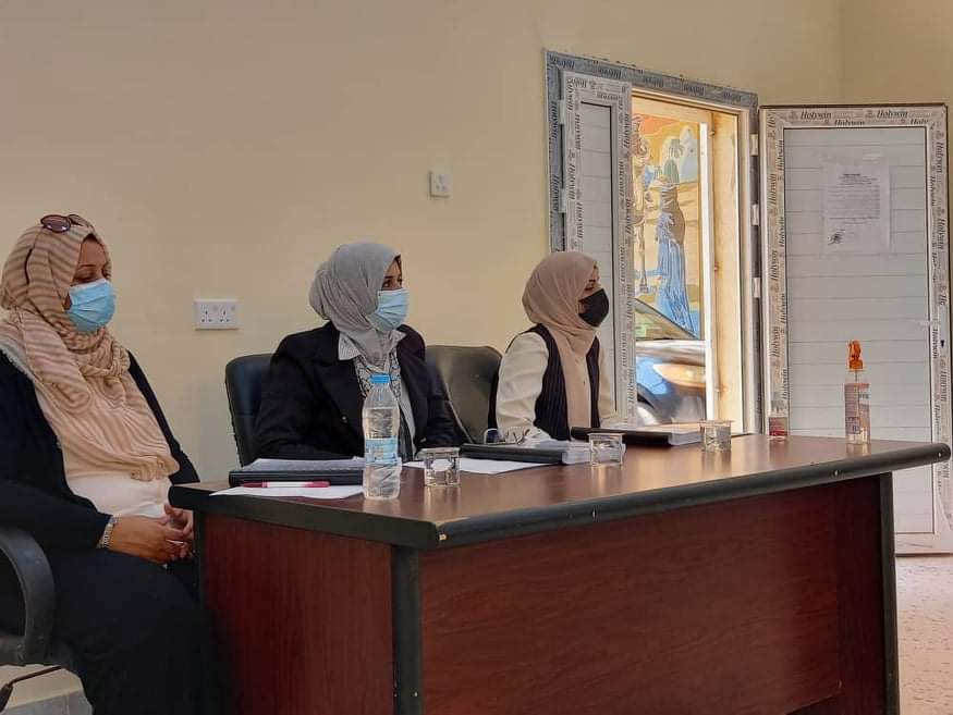 مناقشة مشاريع تخرج لطلبة كلية التربية
