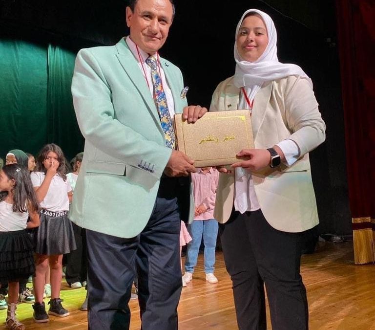 تكريم الطالبة إنجى أسامة بركه الفسي من جامعة بنغازي في ملتقى الفن والحياة الدولي بمصر”