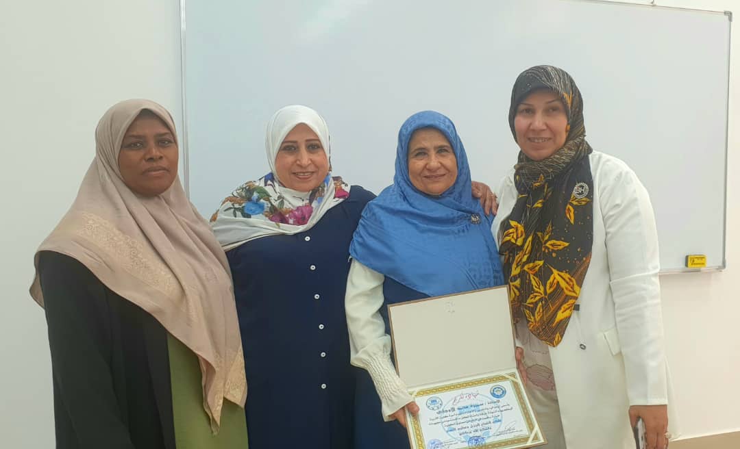 كلية التربية تكرم احد موظفيها