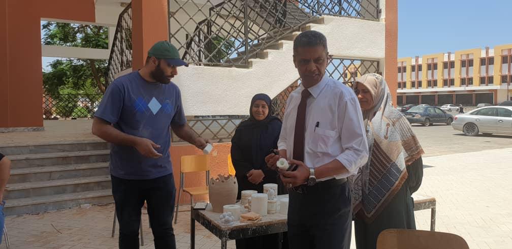 حرق أعمال الخزف بقسم التربية الفنية بكلية التربية – جامعة بنغازي