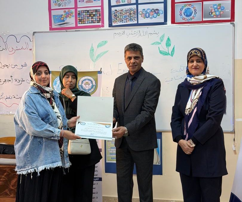 كلية التربية تحتفي باختتام دورة “تطوير الكفاءات الرقمية والذكاء الاصطناعي” للمعلمين